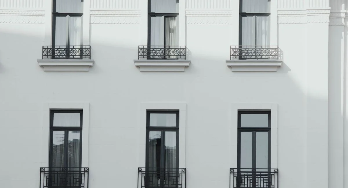 Fenêtres en aluminium : 5 critères décisifs pour choisir votre vrai partenaire travaux en France