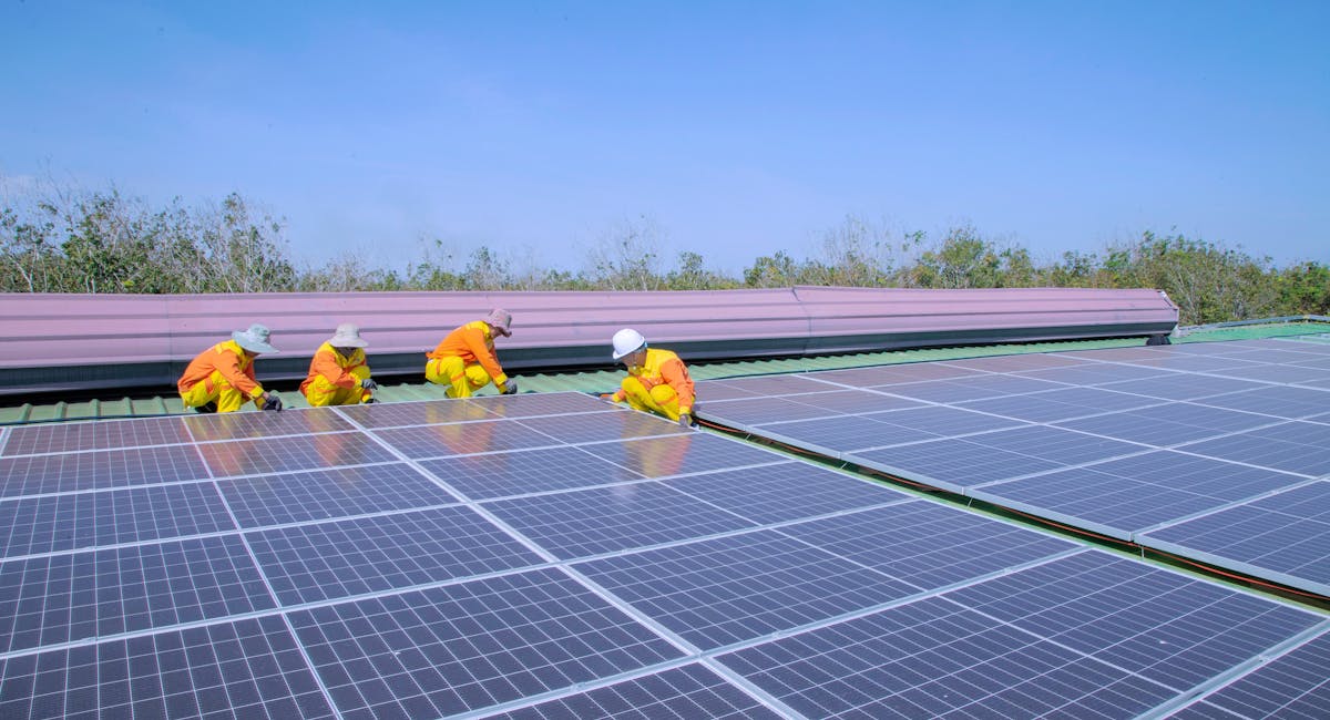 Comment devenir installateur de panneaux solaires photovoltaïques sans commettre les erreurs qui coûtent cher ?