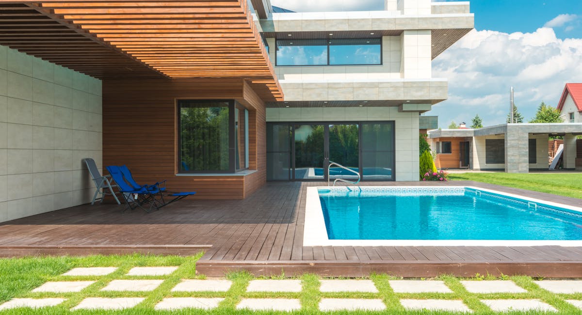 Panneau solaire pour alimenter une pompe à chaleur de piscine : le vrai mode d'emploi